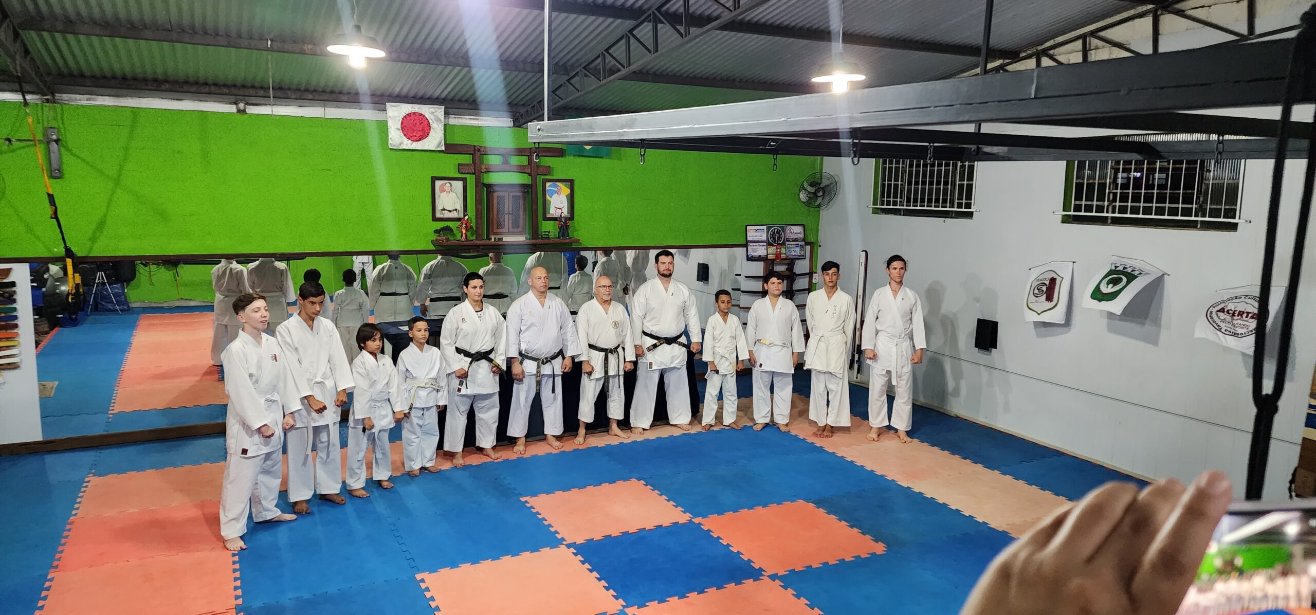 Alunos perfilados no dojo