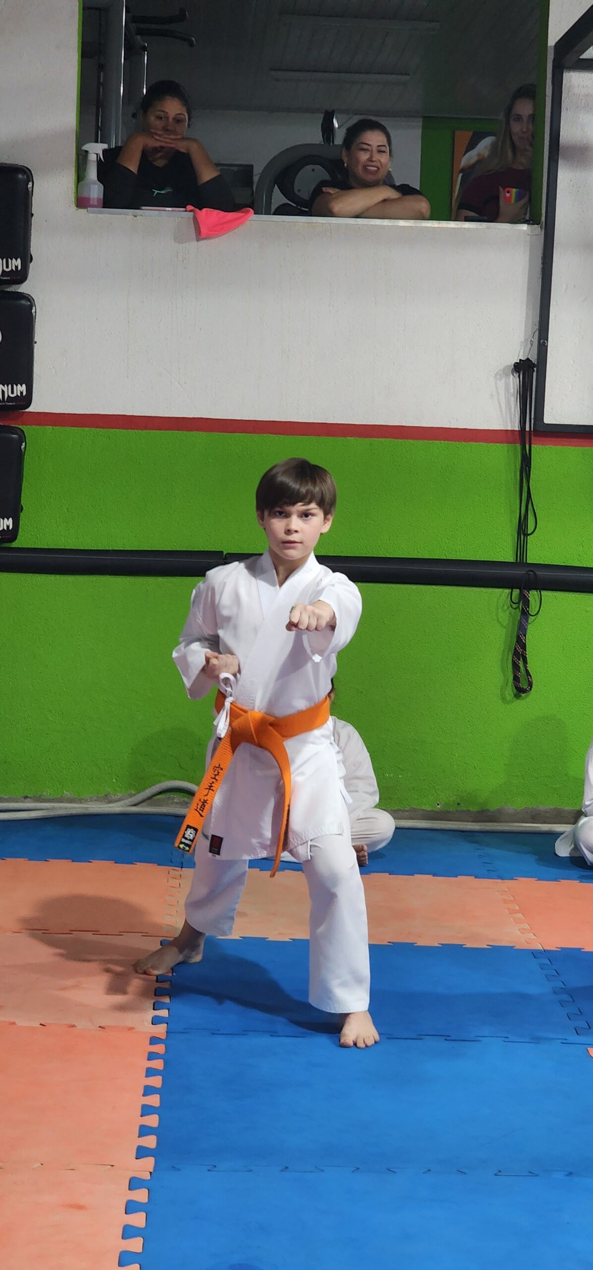 Aluna em postura de kata