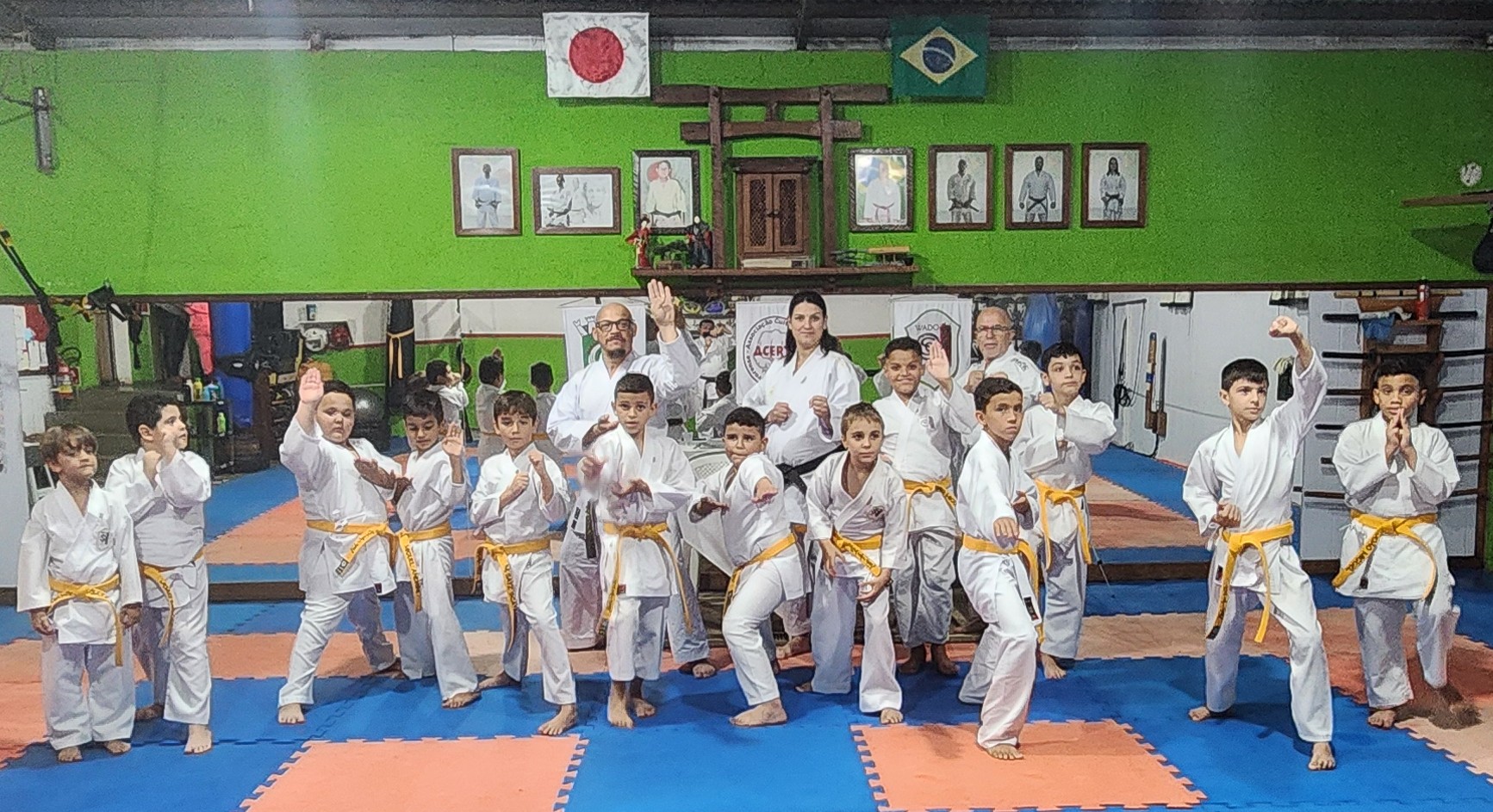 Turma reunida no dojo da Acerta